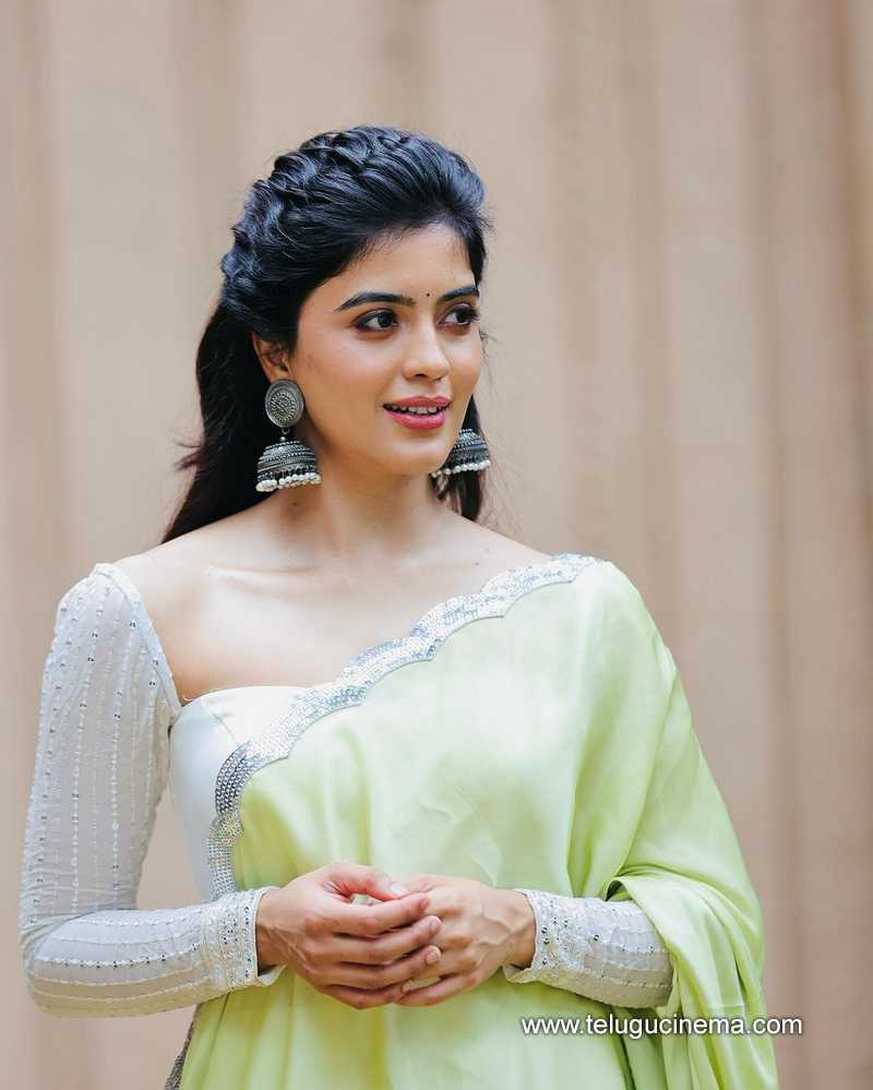 Amritha Aiyer's bright look
