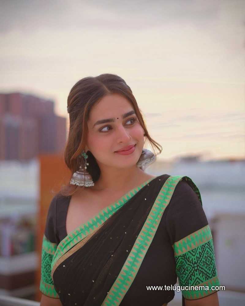 ayesha stills 041024 03