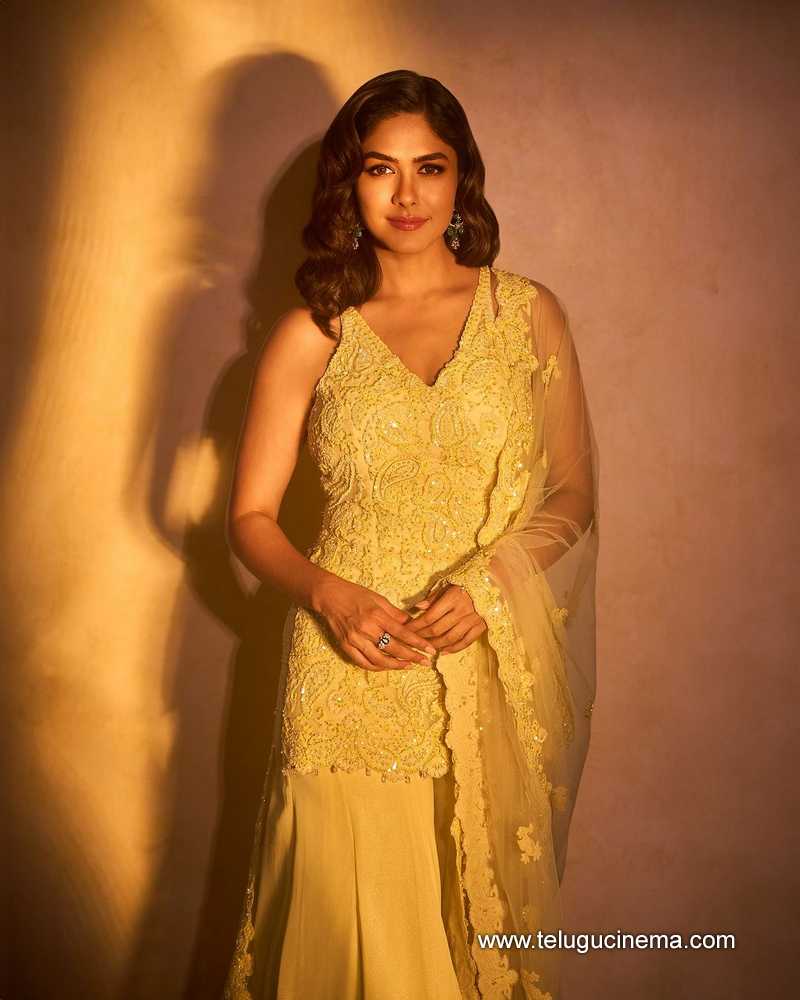 mrunalthakur 291024 04