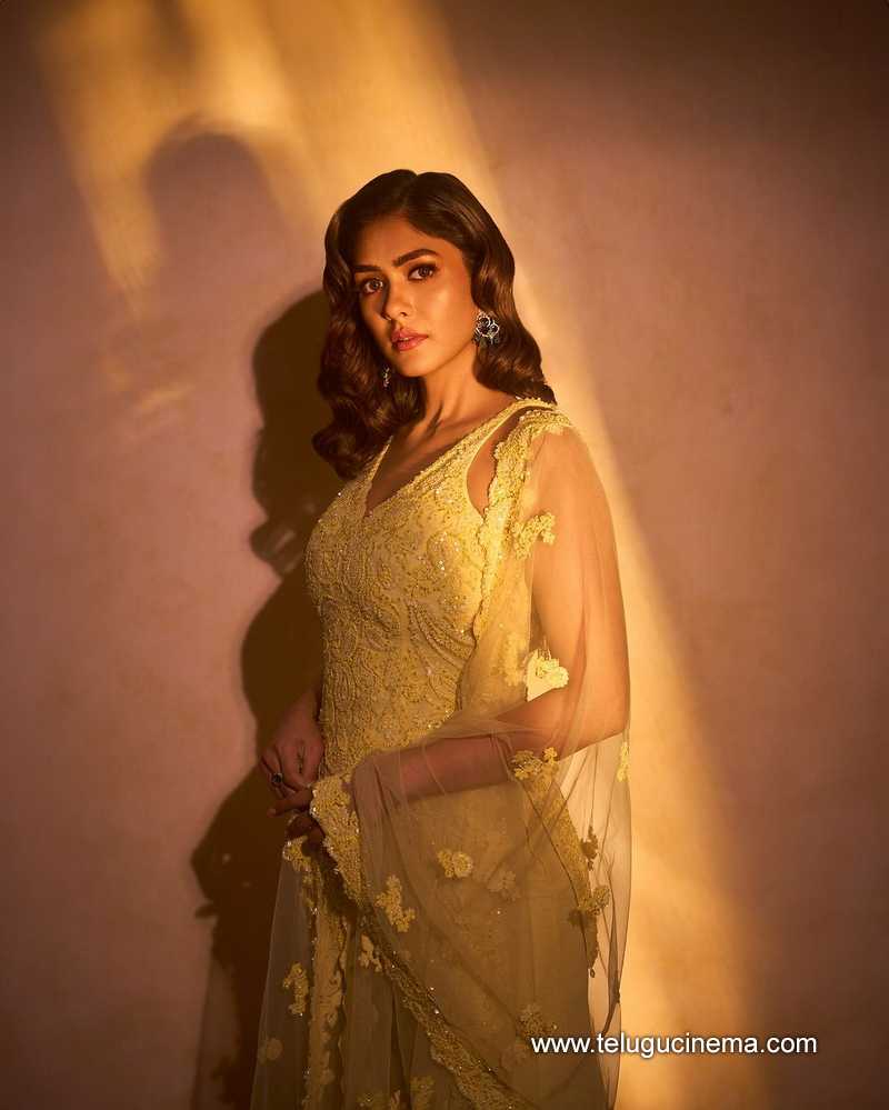 mrunalthakur 291024 05