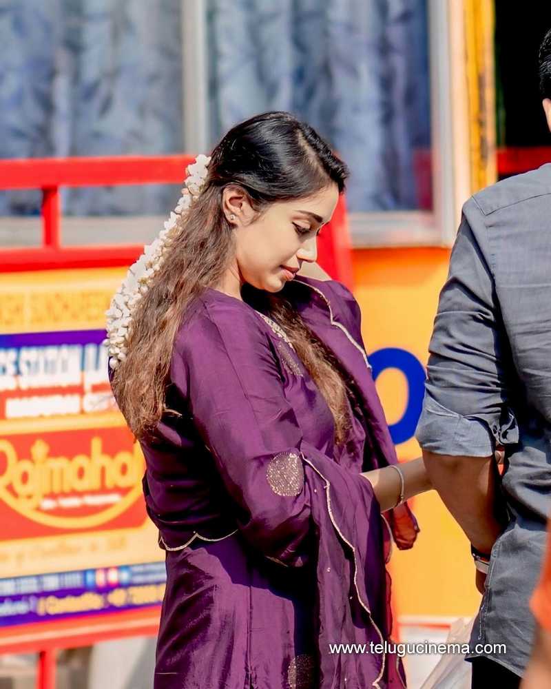 nivetha stills 081024 04