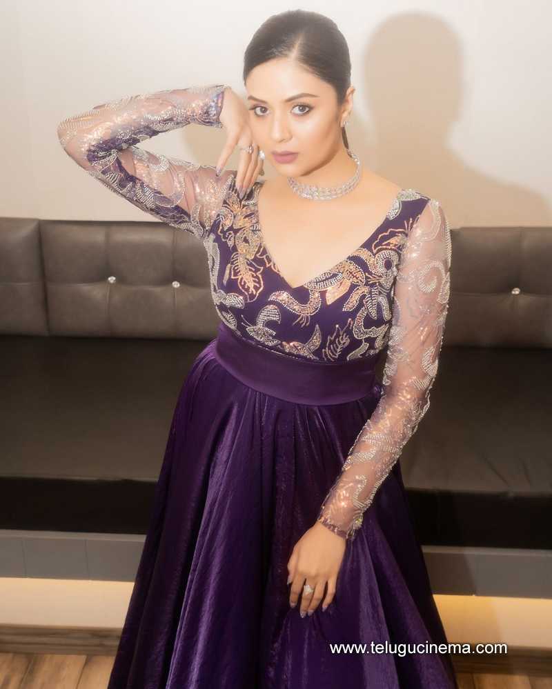 sreeemukhi stills 211024 09