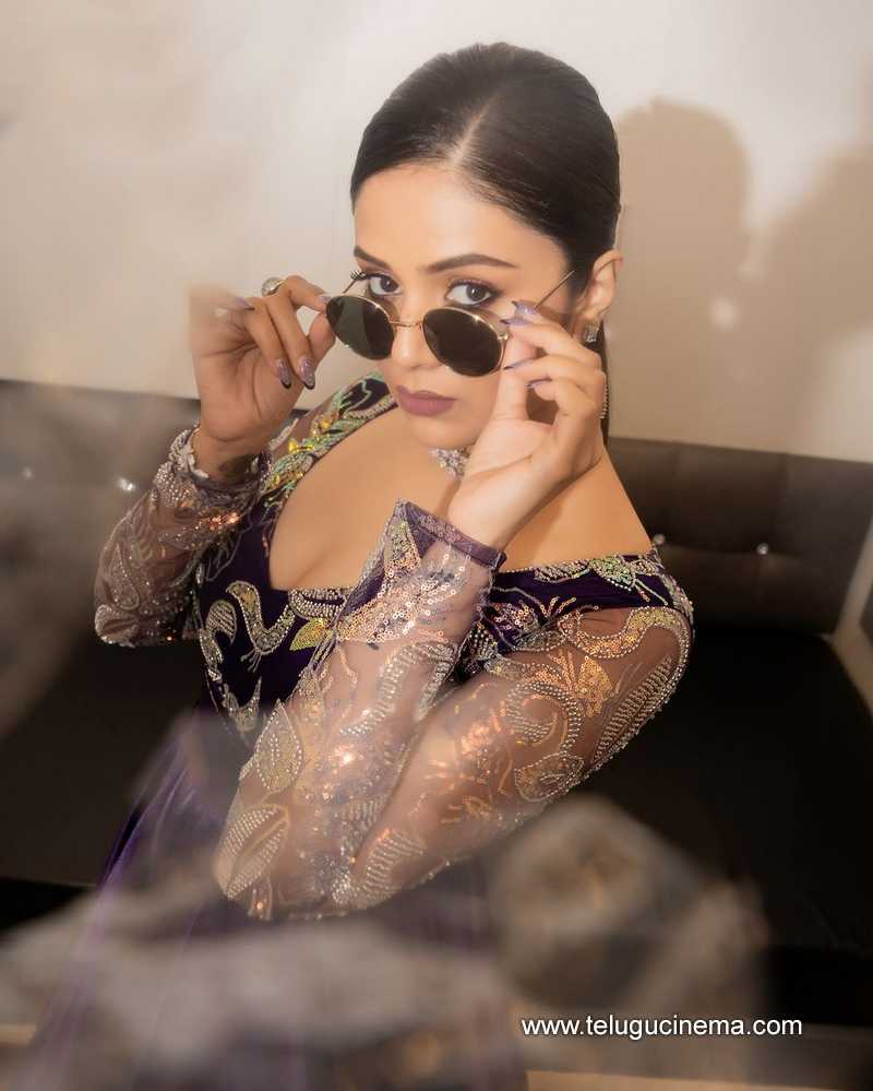 sreeemukhi stills 211024 10
