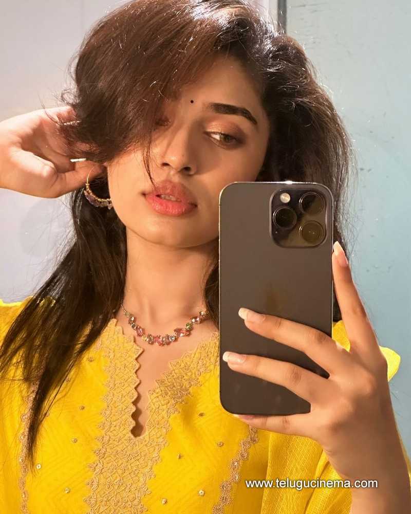 kriti stills 011124 02