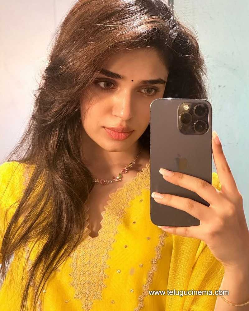 kriti stills 011124 05