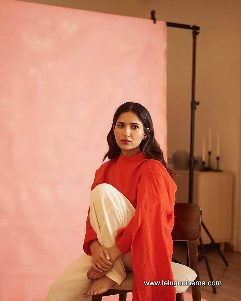 ruhani sharma stills 111124 02