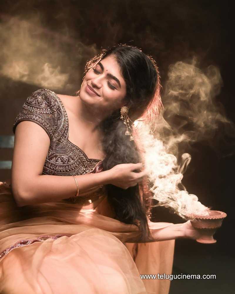 sangeerthana stills 111124 03