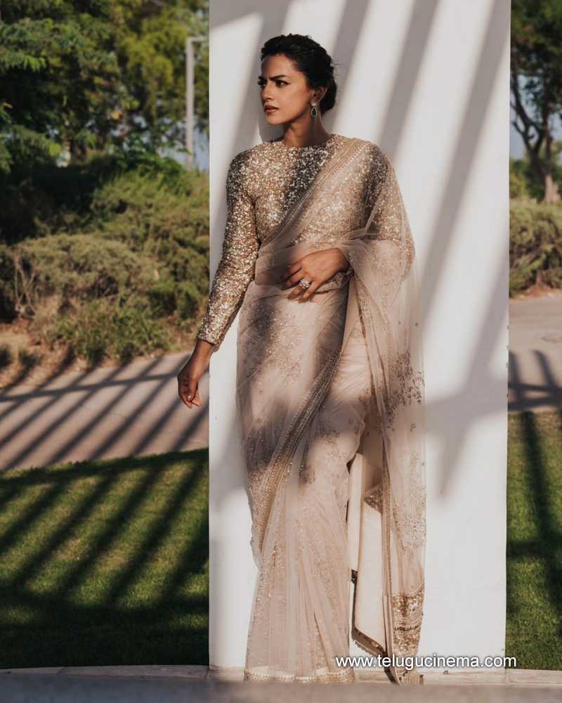 shraddha srinath stills 011124 09