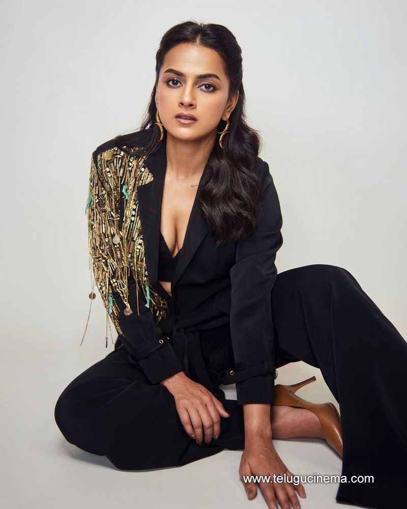 shraddhasrinath stills 211124 05