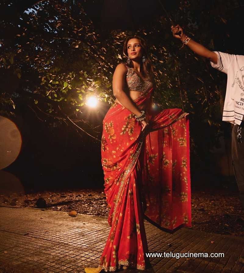 tripti stills 211124 01
