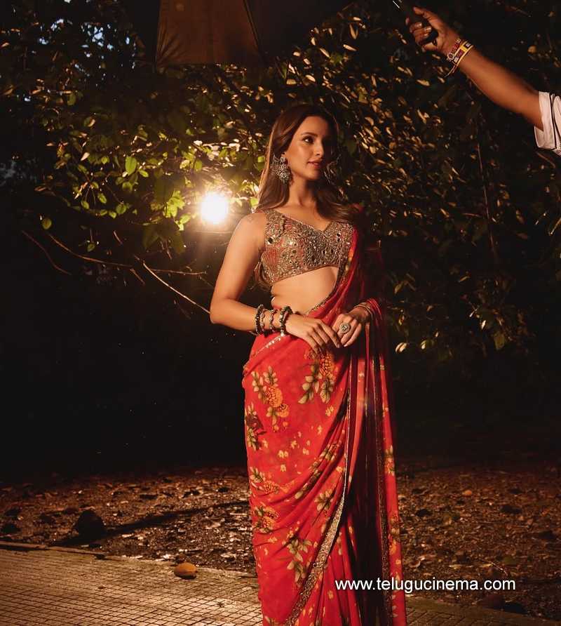 tripti stills 211124 02