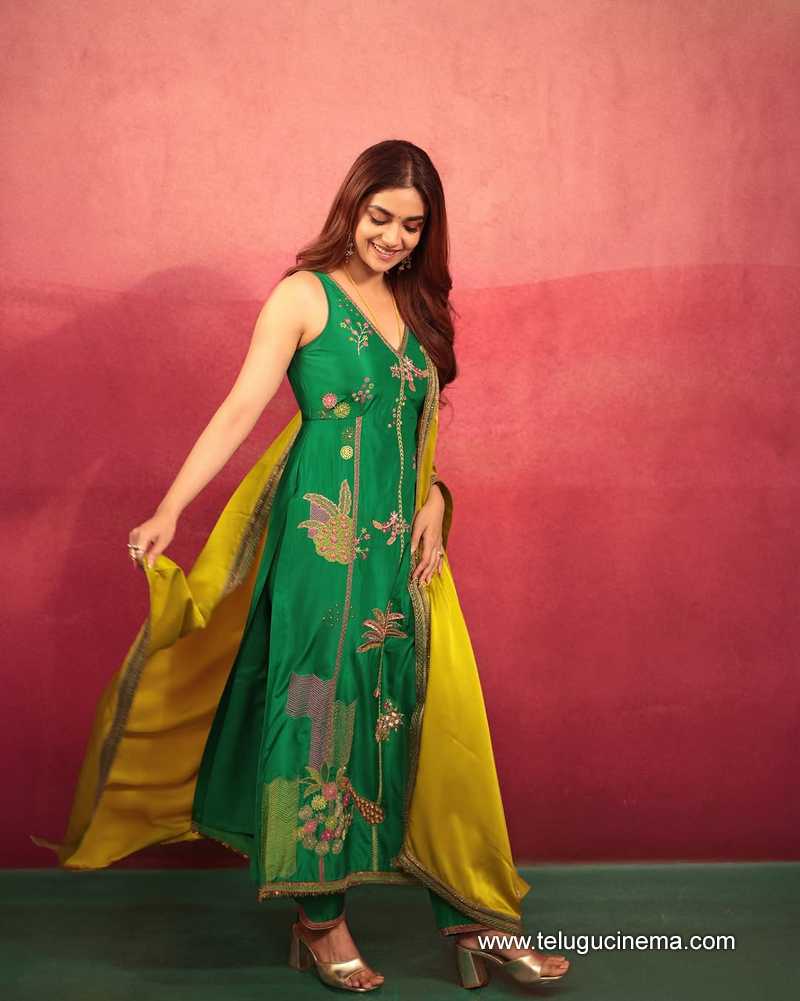 keerthy suresh stilla 18012502