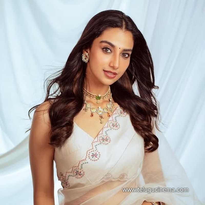 meeenakshi still 24012504