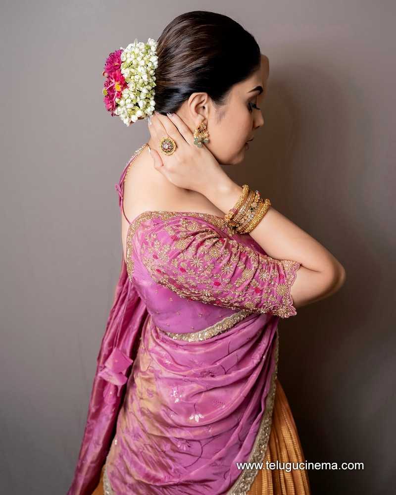 sreemukhi stilla 13012502
