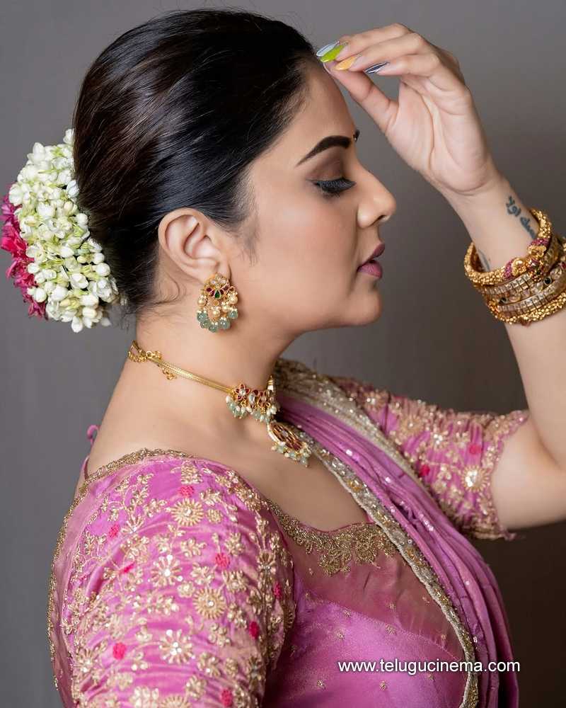 sreemukhi stilla 13012507