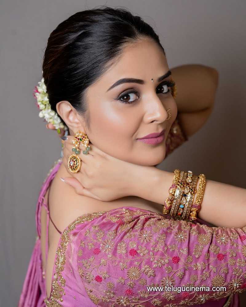 sreemukhi stilla 13012509