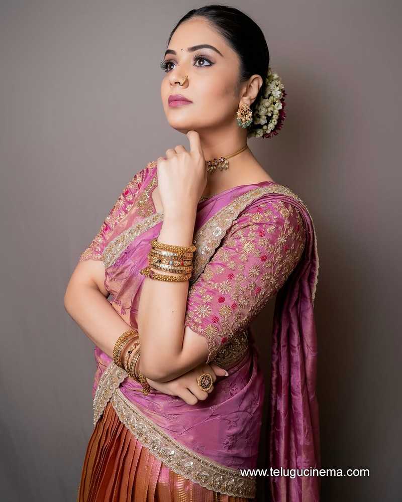 sreemukhi stilla 13012511