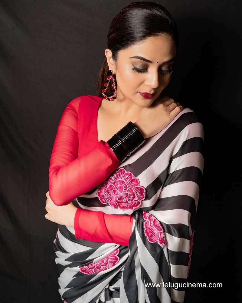 sreemukhi stilla 18012507