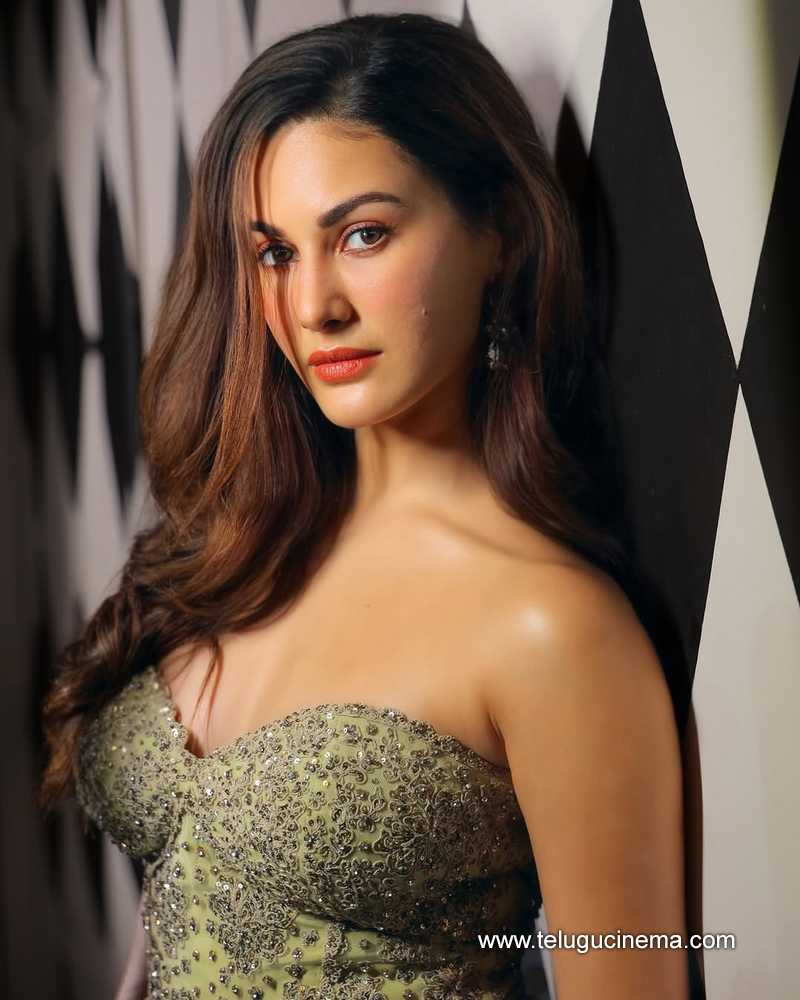 amyra still 7022504
