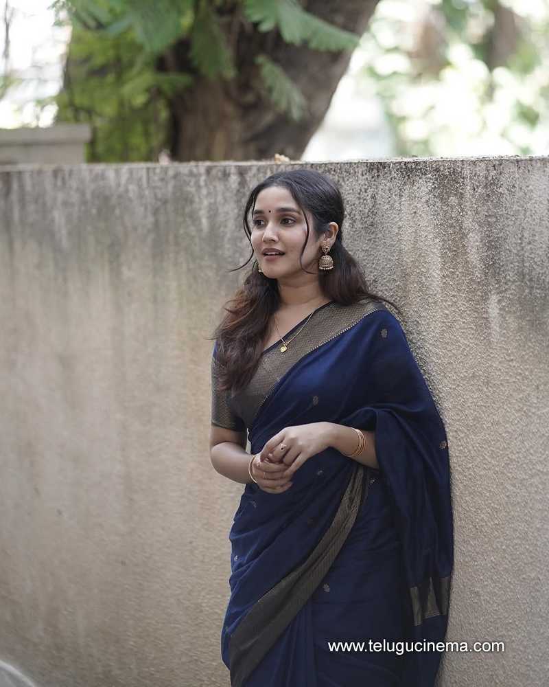 anikha stills 24022502