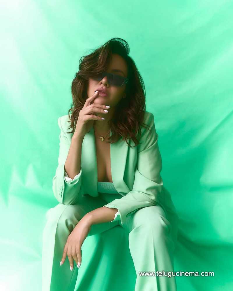 esha gupta stills 19022505
