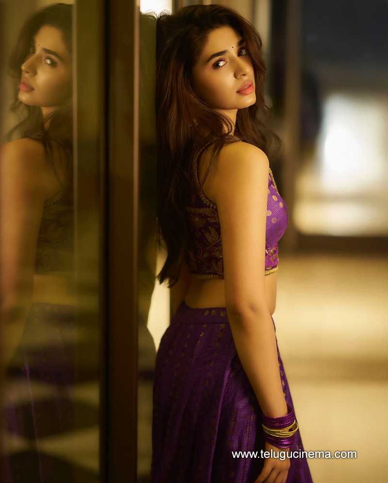kriti still 8022505