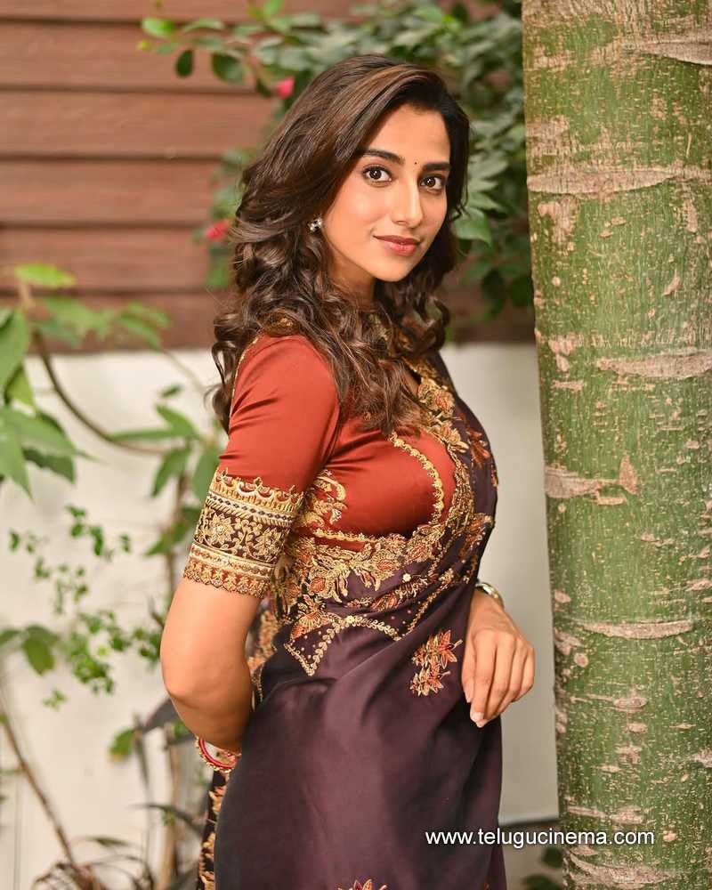 meenakshii still 13022504