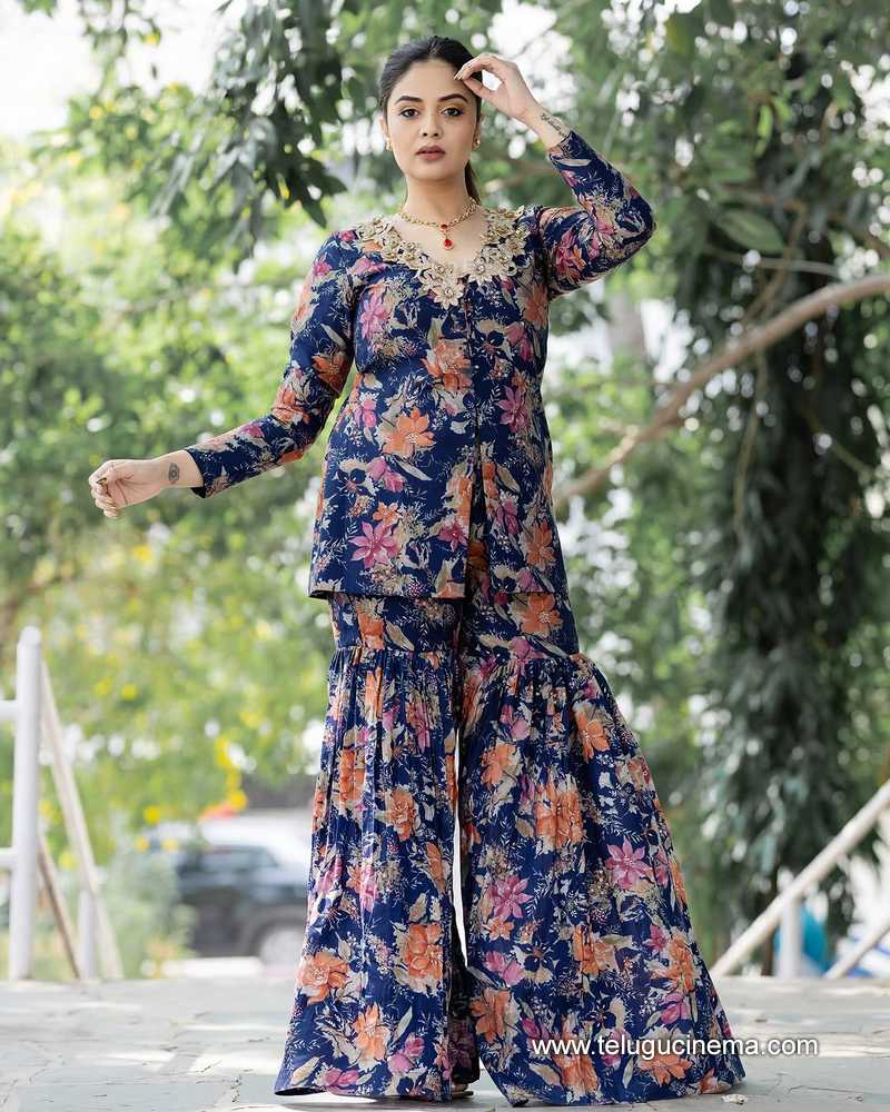 sreemukhi still 03022504
