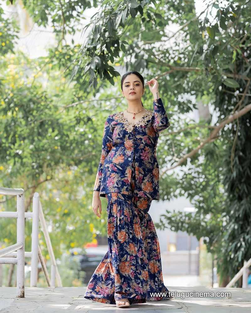 sreemukhi still 03022508