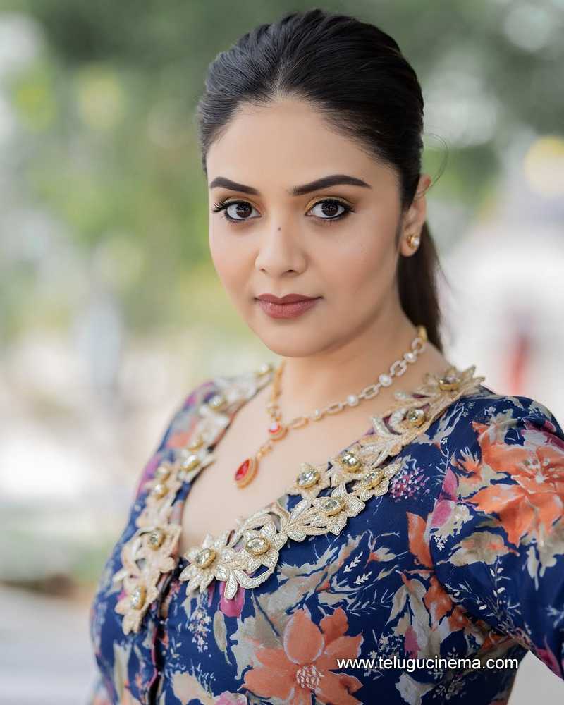 sreemukhi still 03022510