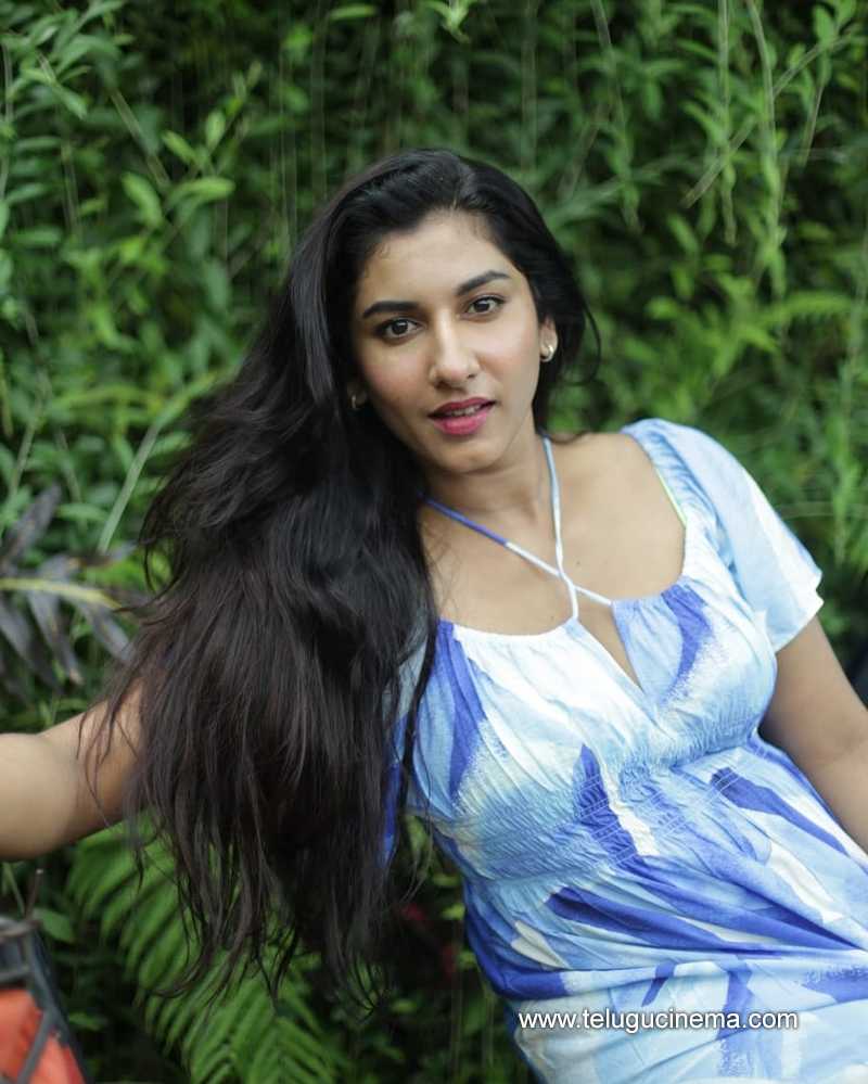 vihsnupriya stills 22022502
