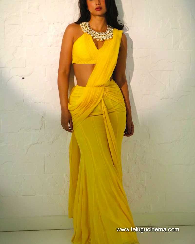 akansha stills 25032504