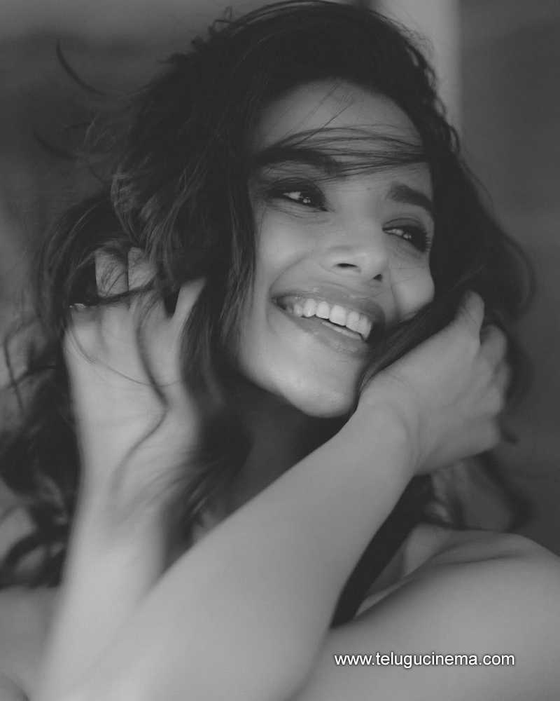 meenakshi stills 21032502