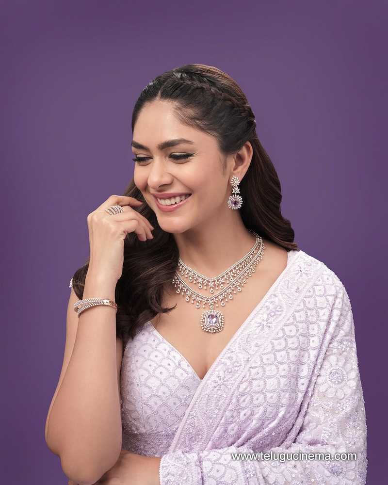 mrunal stills 18032503