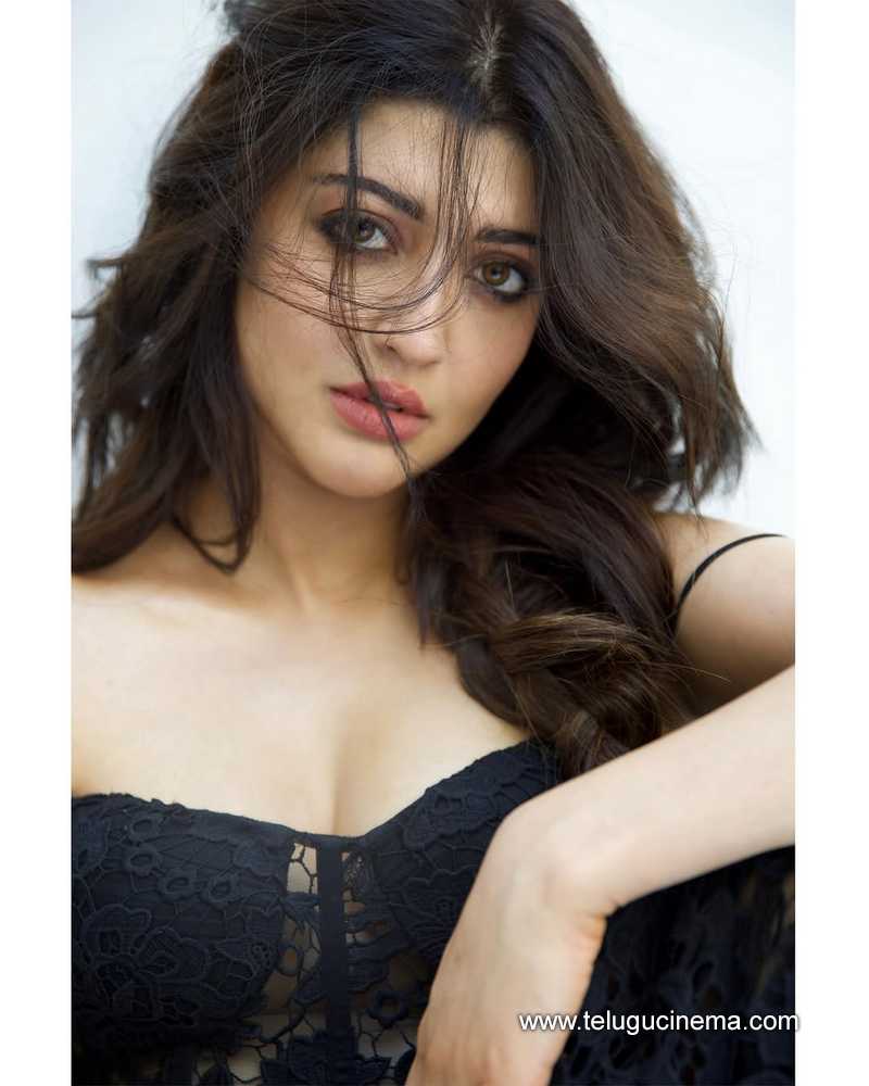 pranitha stills 22032502