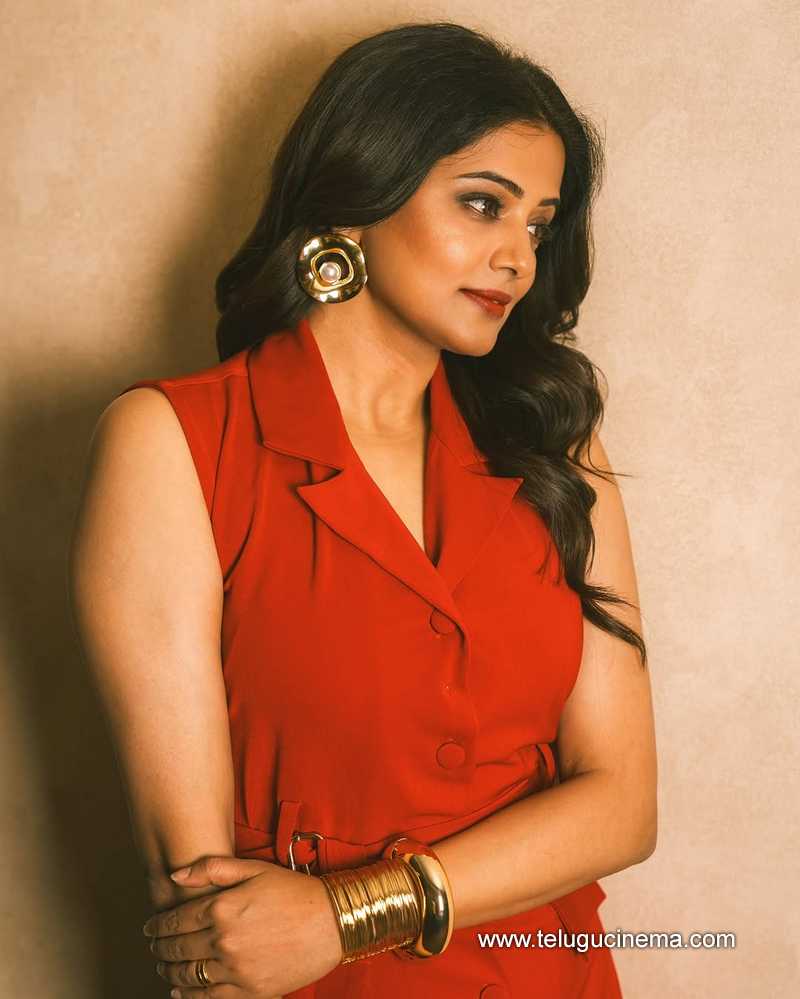 priyamnai stills 25032502