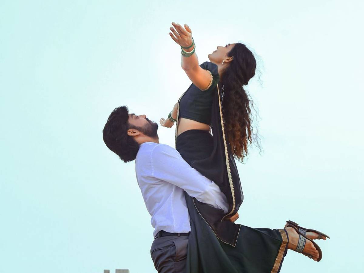 "Yedho Ye Janmalodo" featuring Rupyesh and Aakanksha Singh