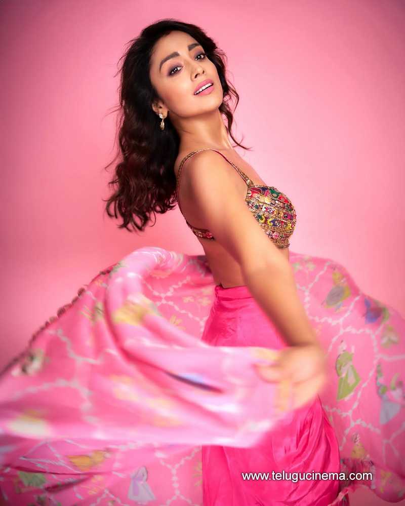 shriyasaran stills 20032502