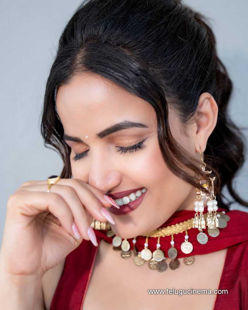 siri stills 29032503
