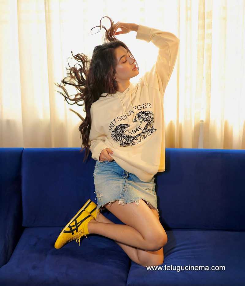 kritishetty stills 18042505