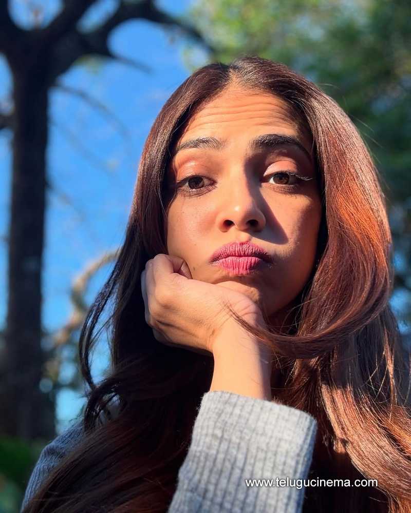 malavika stills 22042506