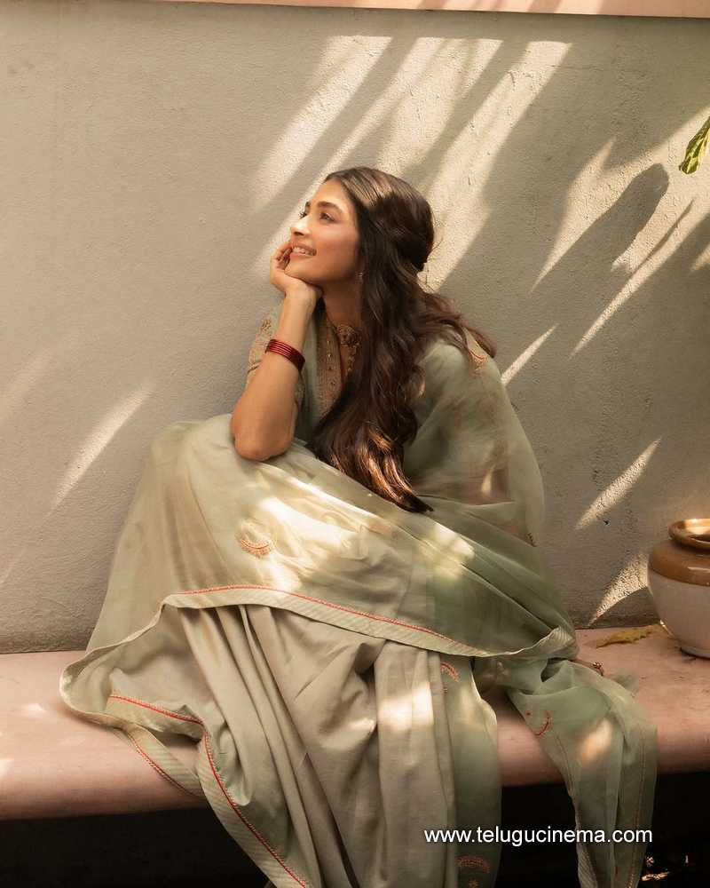 pooja stills 18042503