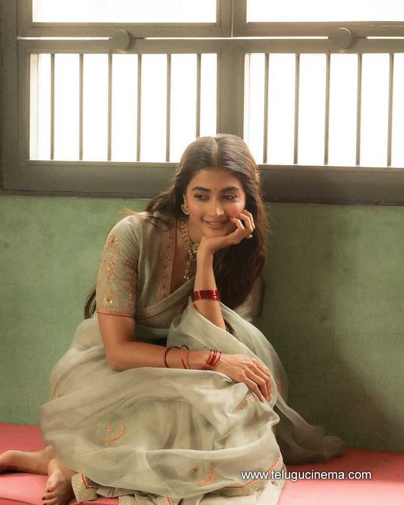 pooja stills 18042505