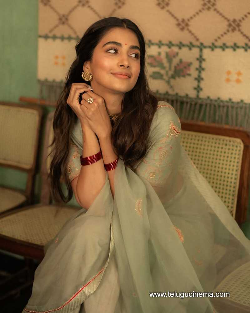 pooja stills 18042509