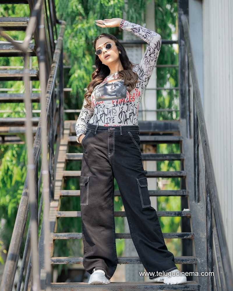 sreemukhi stills 05042503