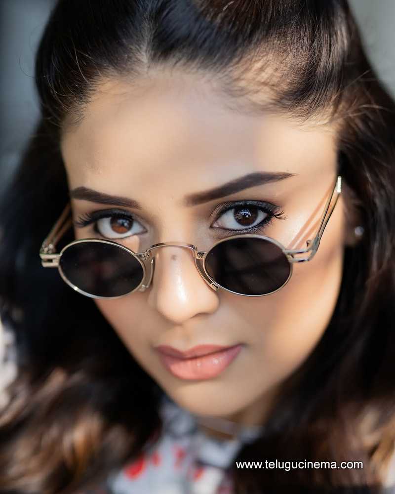 sreemukhi stills 05042505