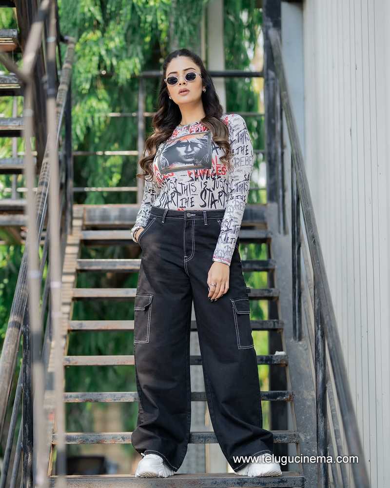 sreemukhi stills 05042511