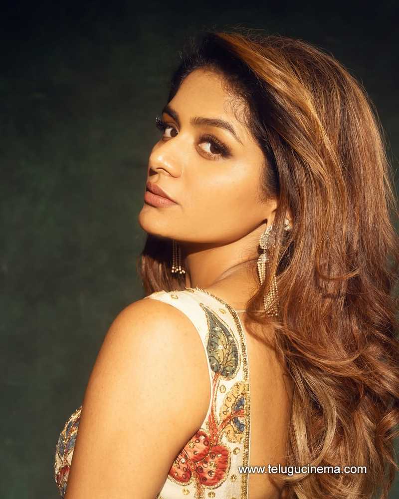 aditi stills 120525 04