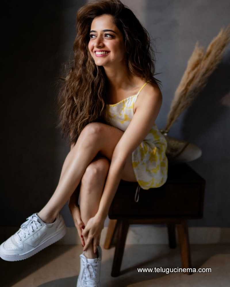 akansha stills 140525 05