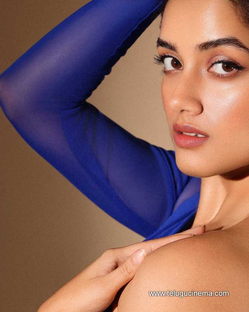 bhagyasree stills 200525 04